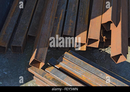 La place de la trompette, allongé sur le béton. Les éléments de construction du bâtiment. Banque D'Images