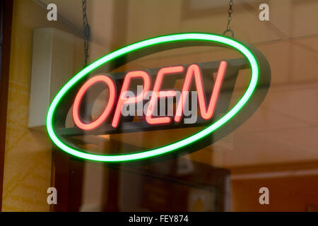 Neon Open sign in shop window Banque D'Images