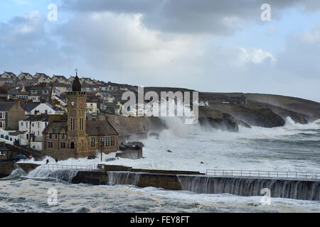 Porthleven, Cornwall, England, UK. Le 08 février, 2016. Regarder les gens et prendre des photos de les énormes vagues qui roulent en. Un couple et leur chien d'un peu trop près à l'action et très près d'avoir lavé le mur du port et dans la mer. Une voiture est également pris dans la vague. L'image est la dernière prise dans un ensemble de 3. Credit : Helen Dixon/Alamy Live News. Banque D'Images