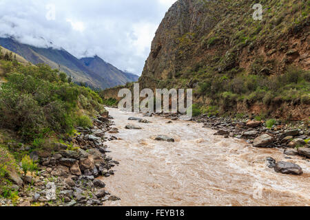 De l'Inca vers le Machu Picchu (également connu sous le nom de Camino Inca). Situé dans la cordillère des Andes, le sentier traverse plusieurs ty Banque D'Images