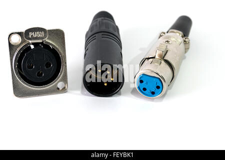 Connecteur XLR isolé sur fond blanc. Banque D'Images