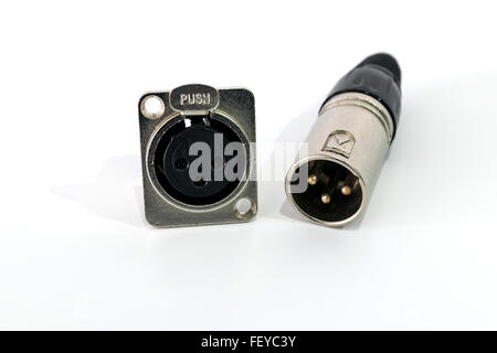 Connecteur XLR isolé sur fond blanc. Banque D'Images