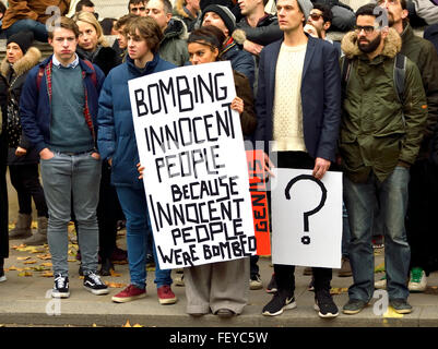 Ne pas bombarder la Syrie manifestation devant Downing Street, Londres, 28 Novembre 2015 Banque D'Images