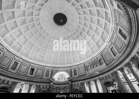 Rome, Italie - 28 mars 2015 : la coupole du Panthéon, la lune apparaître à partir du trou du dôme Banque D'Images