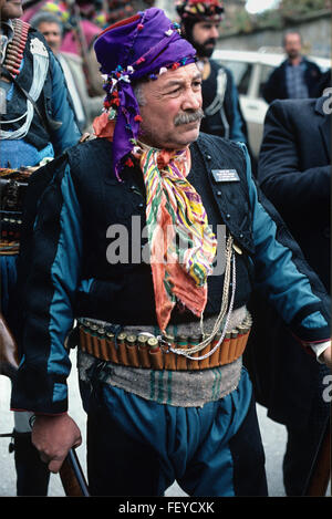 Bain turc Homme portant costume militaire traditionnel, connu sous le nom de l'Efe, à partir de la région égéenne de la Turquie de l'Ouest. Banque D'Images