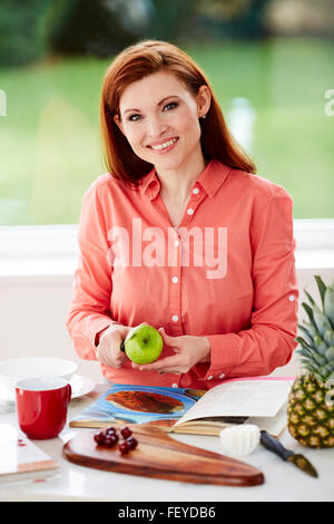 Woman preparing food Banque D'Images