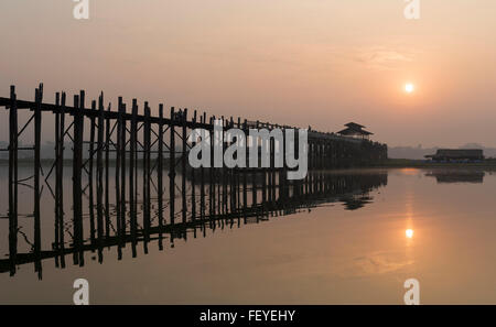 Le lever du soleil sur le pont U Bein - le plus long pont en teck du monde dans Amarapura près de Mandalay, Birmanie (Myanmar) Banque D'Images