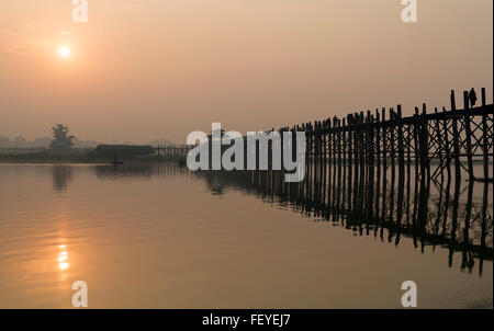Lever du soleil sur l'U Bein Bridge traversant le lac Taungthaman dans Amarapura près de Mandalay, Birmanie (Myanmar) Banque D'Images