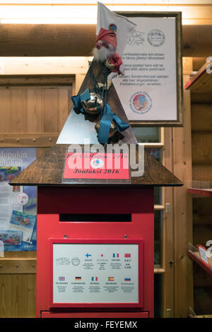 Rovaniemi, Laponie, Finlande. Le 08 février, 2016. La boîte aux lettres pour la saison de Noël 2016 à l'office postal de Santa Claus Village situé dans le cercle arctique à Rovaniemi, Laponie, Finlande, 08 février 2016. Santa Claus Village est une destination touristique populaire situé au cercle arctique où les gens peuvent se rencontrer 'Santa Claus' chaque jour. Photo : PETER ENDIG/DPA - PAS DE FIL - SERVICE/dpa/Alamy Live News Banque D'Images