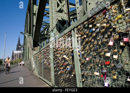 L'Europe, l'Allemagne, Cologne, cadenas sur sentier de clôture du pont ferroviaire de Hohenzollern. Europa, Deutschland, Koeln, Vorhaen Banque D'Images