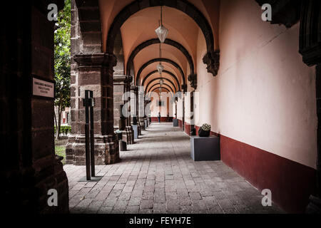 Une scène de rue pittoresque dans la charmante ville de San Miguel de Allende, Mexique Banque D'Images