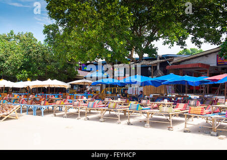 Vue sur les bars et restaurants autour de la baie de la magnifique plage de l'île de Koh Samet près de Bangkok en Thaïlande Banque D'Images