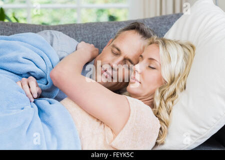 Cute couple dormir sur le canapé Banque D'Images