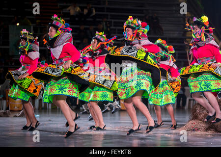 Danse folklorique du Pérou. Festival International de danses folkloriques de l'École El Buen Pastor, commune de Los Olivos, Lima, Pérou Banque D'Images