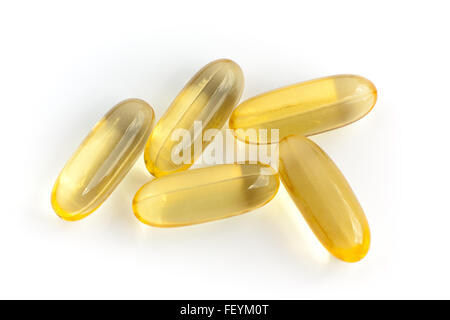 Omega 3 capsules de gélatine molles jaune isolé sur fond blanc - aliments complémentaires Banque D'Images