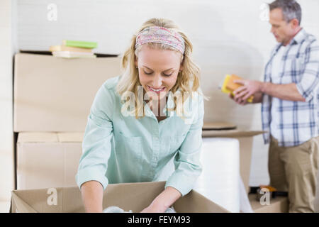 Femme mug dans une boîte d'emballage Banque D'Images