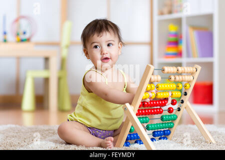 Enfant fille jouant avec contre toy at nursery Banque D'Images