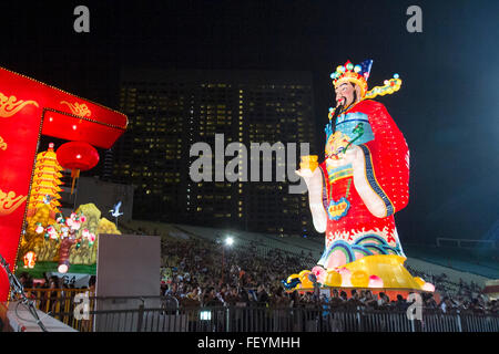 Singapour. 9e février 2016. Un Dieu géant de Fortune lantern domine la foule qui sont venus pour voir un affichage spectaculaire en forme de lanternes à partir de la mythologie Chinoise pour célébrer l'année lunaire à Singapour : Crédit amer ghazzal/Alamy Live News Banque D'Images