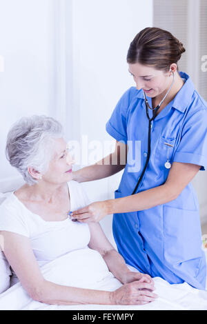 Médecin en prenant soin de la souffrance senior patient Banque D'Images