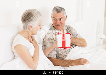 Couple heureux échange de don Banque D'Images