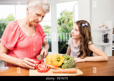 Grand-mère et petite-fille, émincer les légumes Banque D'Images