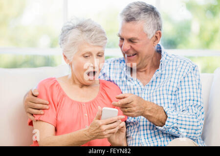 Happy senior couple using smartphone Banque D'Images