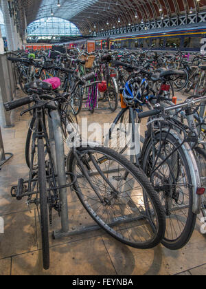 Un parc de vélos à la gare de Paddington Banque D'Images