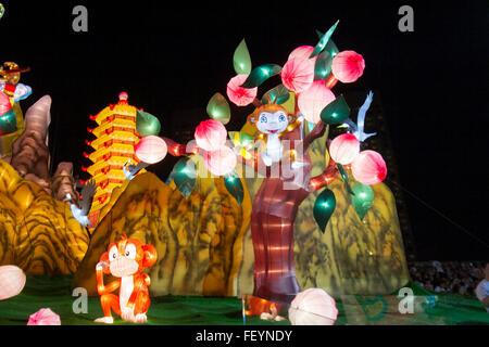 Singapour. 9e février 2016. Lanterne singe perché sur un arbre vu par beaucoup de monde venu voir un spectacle de lanternes en forme de chiffres à partir de la mythologie Chinoise pour célébrer l'année lunaire à Singapour : Crédit amer ghazzal/Alamy Live News Banque D'Images