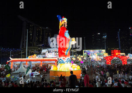 Singapour. 9e février 2016. Un Dieu géant de Fortune lantern vu par beaucoup de monde venu voir un spectacle de lanternes en forme de chiffres à partir de la mythologie Chinoise pour célébrer l'année lunaire à Singapour : Crédit amer ghazzal/Alamy Live News Banque D'Images