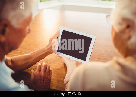 Vue arrière du couple using tablet Banque D'Images