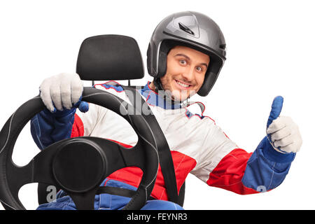 Joyeuse car racer tenant un volant et donner un pouce vers le haut isolé sur fond blanc Banque D'Images