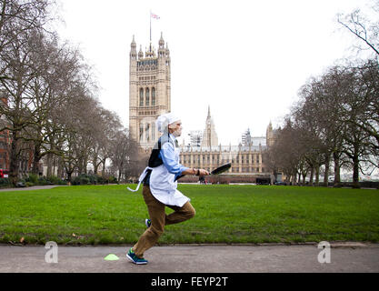 Westminster, Londres, Royaume-Uni. February 9th, 2016 - Cette année, le MPs remporte la course dans la crêpe parlementaire de l'aide de bienfaisance pour personnes handicapées Rehab, défaisant le champion de l'année dernière les médias. Credit : Dinendra Haria/Alamy Live News Banque D'Images