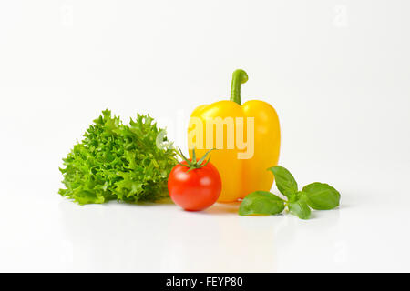 Assortiment de légumes frais sur fond blanc Banque D'Images