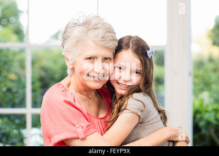 Grand-mère et petite-fille embracing Banque D'Images