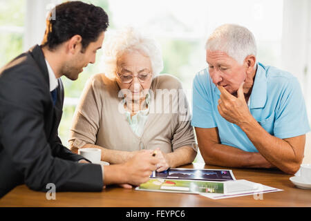 Happy senior couple de feuilles Banque D'Images