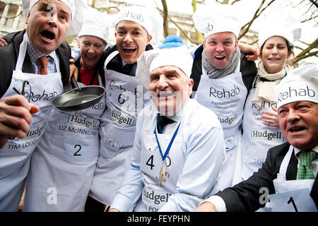 Westminster, Londres, Royaume-Uni. February 9th, 2016 - Cette année, le MPs remporte la course dans la crêpe parlementaire de l'aide de bienfaisance pour personnes handicapées Rehab, défaisant le champion de l'année dernière les médias. Credit : Dinendra Haria/Alamy Live News Banque D'Images