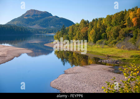 Au début de l'automne sur scène Loch Laggan, Highlands. Banque D'Images