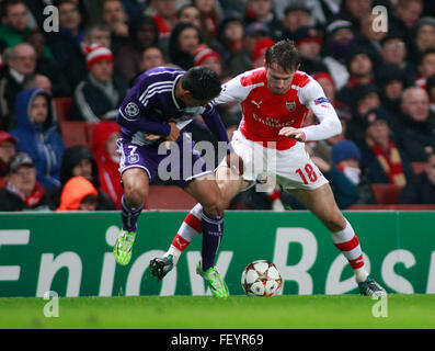 Londres, ANGLETERRE - 04 NOVEMBRE 2014 : Matías Suárez d'Anderlecht et Arsenal's Nacho Monreal en concurrence au cours de l'UEFA Champions League correspondre entre Arsenal à partir de l'Angleterre et l'Anderlecht de Belgique a joué à l'Emirates Stadium. Banque D'Images