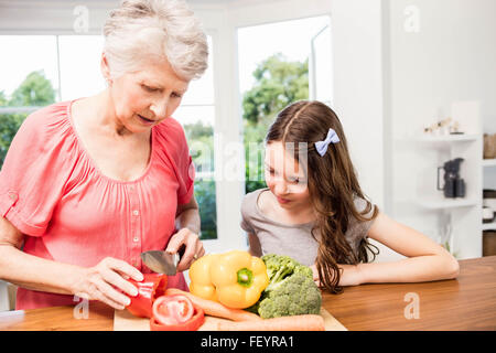 Grand-mère et petite-fille, émincer les légumes Banque D'Images