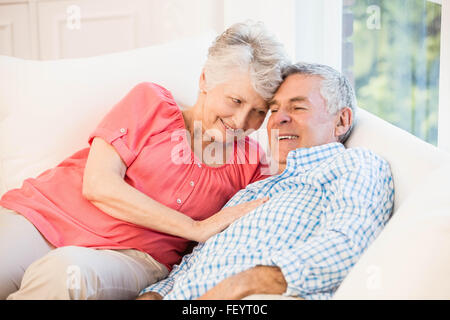 Happy senior couple lying on sofa Banque D'Images
