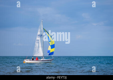 Un Faucon 20 bateau à voile avec skipper. Banque D'Images