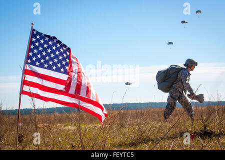 Une femelle paratrooper affecté à la 82e Division aéroportée retourne après son saut dans la participation pour la 18e Conférence annuelle de Randy Oler Opération Memorial Toy Drop, organisé par l'armée américaine et des affaires civiles de la commande d'opérations psychologiques (Airborne), 4 décembre 2015, sur la Sicile Drop Zone à Fort Bragg, N.C. Jouet opération Drop est la plus grande opération aéroportée combinés et l'instruction collective de l'exercice avec 7 partenaire-nations participantes et des soldats parachutistes permet l'occasion d'aider les enfants dans le besoin reçoivent des jouets pour les fêtes. Banque D'Images