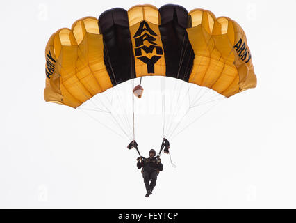 Une des forces d'opérations spéciales de l'armée américaine membre de l'équipe de parachute descend vers Luzon Zone de chute au cours de la 18e Conférence annuelle de Randy Oler Opération Memorial Toy Drop, organisé par l'armée américaine et des affaires civiles de la commande d'opérations psychologiques (Airborne) au Camp Mackall, N.C., 7 décembre 2015. Jouet opération Drop est la plus grande opération aéroportée combinés et fournit aux soldats pour aider les enfants dans le besoin reçoivent des jouets pour les fêtes. Banque D'Images