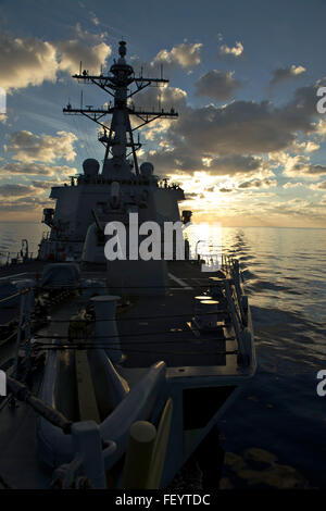 Mer Méditerranée (déc. 9, 2015), USS Carney (DDG 64) transits la mer Méditerranée le 9 décembre 2015. Carney, une classe Arleigh Burke destroyer lance-missiles déployés avant, à Rota, Espagne, effectue une patrouille de routine dans la 6ème zone d'opérations de la flotte à l'appui des intérêts de sécurité nationale des États-Unis en Europe. Banque D'Images