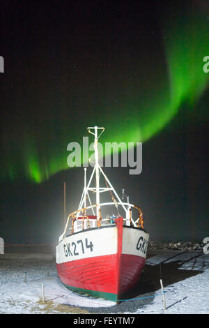 Northern Lights, Aurora Borealis, ou afficher plus de bateau de pêche au Gardur, Reykanes Iceland en Janvier Banque D'Images