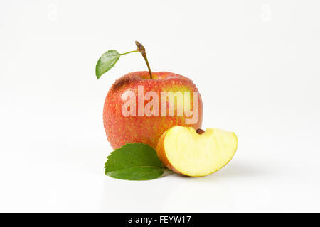 L'une et un quart des pommes lavées sur fond blanc Banque D'Images