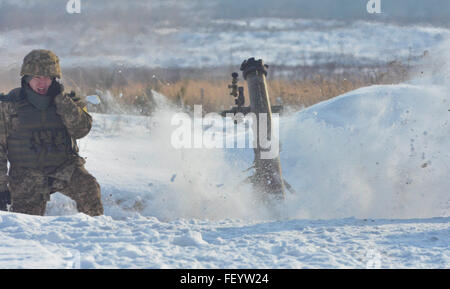 Un mortier de 120 mm est tiré le 20 janvier 2016, au cours de l'entraînement au tir réel de mortier au maintien de la sécurité internationale, l'Ukraine, près de l'viv dans le cadre de Fearless Guardian II. Avec les soldats du groupe multinational interarmées ainsi que l'Ukraine de parachutistes de la 173e Brigade aéroportée préparer et aider les soldats de l'armée ukrainienne à devenir plus compétent et efficace sur le champ de bataille comme un mortier de l'équipage. Banque D'Images