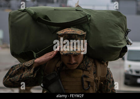 Les Marines américains avec 1er Bataillon, 3e Régiment de Marines à bord du croiseur lance-missiles USS modernisé Chancellorsville (CG-62) sur la base des activités de la Marine américaine, White Beach, Okinawa, Japon, le 22 janvier 2016. Les marines sont montés à bord de l'Chancellorsville pour le transport au Camp Fuji, Japon à des exercices Viper Fuji 16-3. Banque D'Images