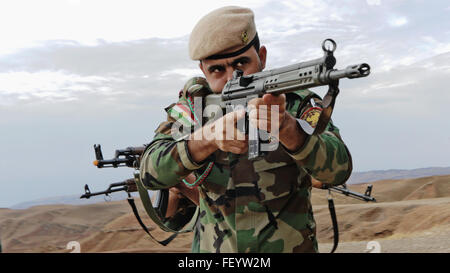 Un soldat prend la tête au cours de peshmergas manoeuvre de combat urbain, le 29 octobre 2015 Formation, près d'Erbil, Irak. La formation à l renforcer les capacités des partenaires nationaux fait partie intégrante de la Force opérationnelle interarmées - Fonctionnement du résoudre inhérent effort multinational pour former des soldats peshmergas à l'encontre de l'État islamique d'Irak et du Levant. Banque D'Images