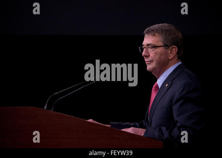 Le Secrétaire de la Défense Ash Carter mène d'un point de presse au Pentagone d'annoncer la dernière dans son travail de l'avenir réformes axées sur l'amélioration de la qualité de vie du personnel militaire, le 28 janvier 2016. (DoD photo par le conseiller-maître Sgt. Adrian Cadix/libérés) Banque D'Images